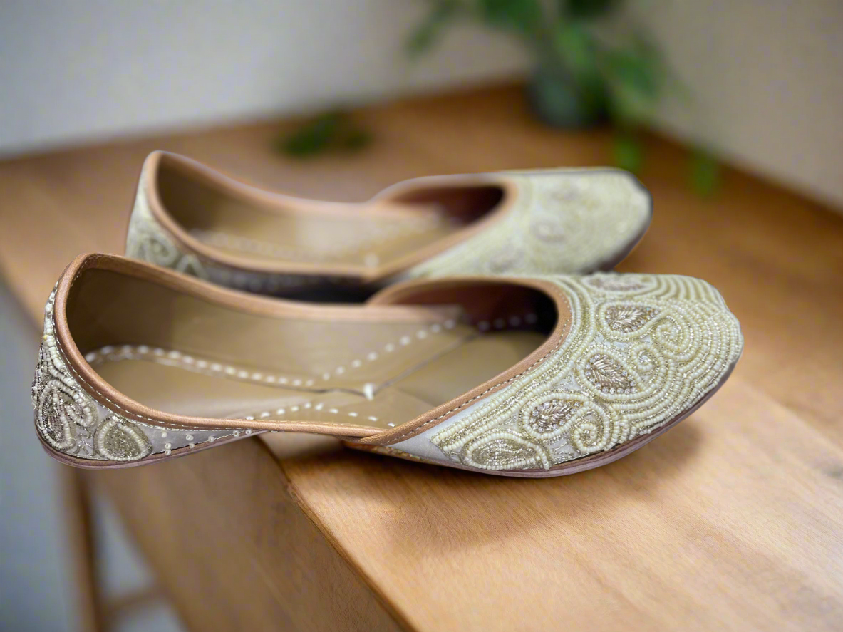 Golden beats jutti with elegant design