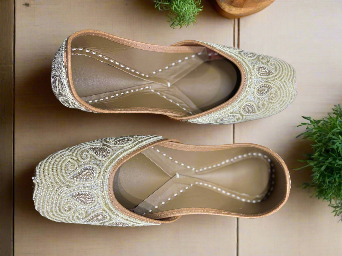 Golden beats jutti with elegant design