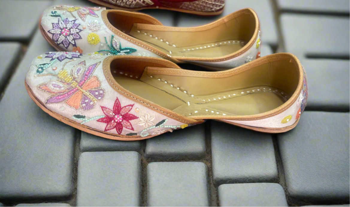 Floral Embroidered Jutti