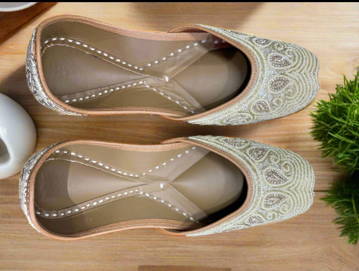 Golden beats jutti with elegant design